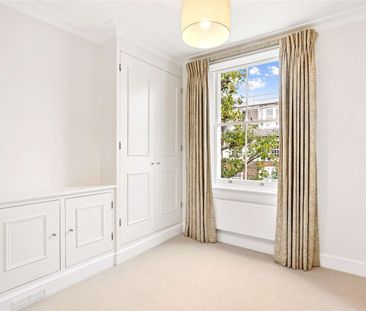 Beautifully finished throughout, this three bedroom townhouse is tu... - Photo 6