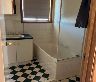 Comfortable 4 Bed 2 Bathroom Home - Photo 5