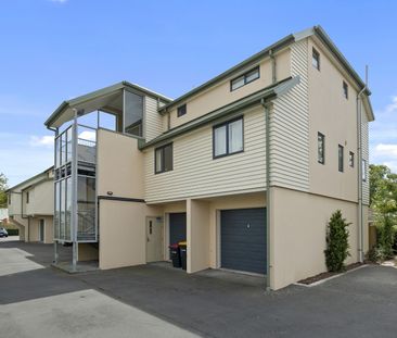 Modern one Bedroom Apartment With Balcony - Photo 1