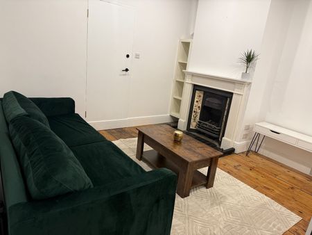 2 Bed Flat, Tooting, SW17 - Photo 2