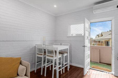 Top-Floor Apartment in Sought-After Scarborough Location - Photo 3