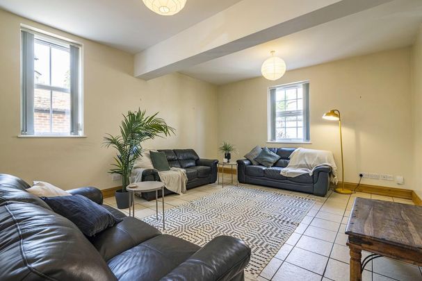 8 bedroom house to rent - Photo 1