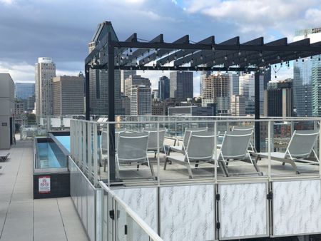 Condo 2 chambres dans immeuble de luxe avec une vue magnifique et des services incroyables! - Photo 5