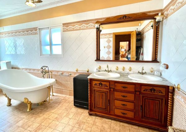 LONG TERM RENTAL. Spacious villa with 6 bedrooms for rent.