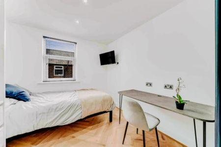 6 Beds 2 Baths - Photo 5