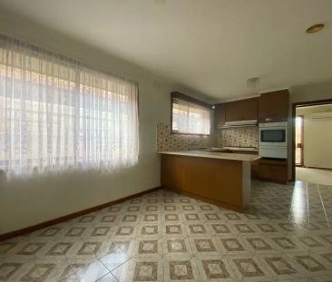 “LARGE HOME IN SOUGHT AFTER LOCATION” - Photo 6