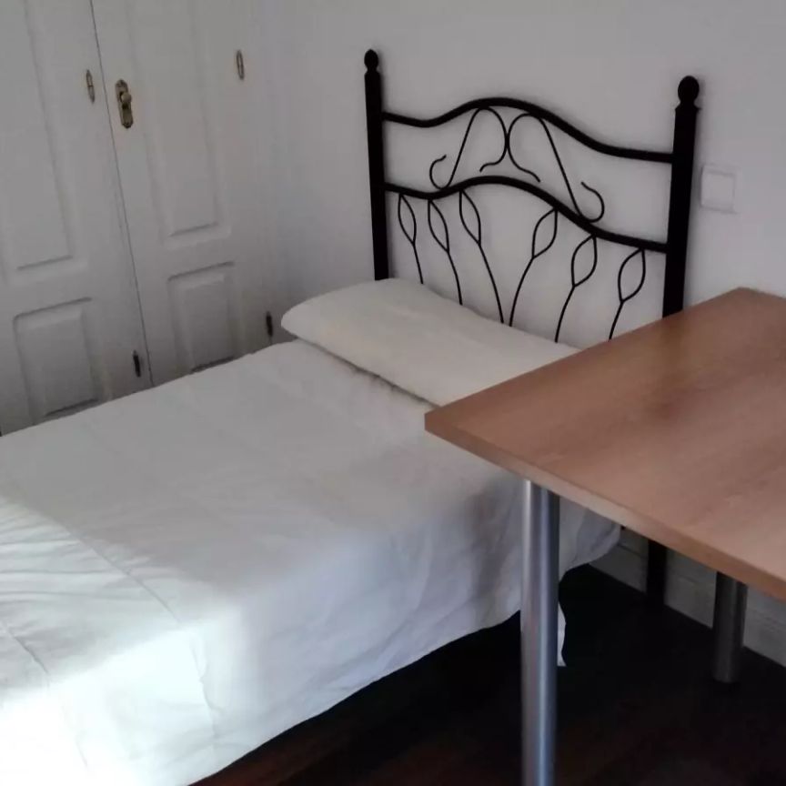 Room for rent with balcony in 3-bedroom apartment in Leganés - Foto 1
