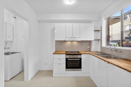 Modern Apartment in Prime Location - Photo 4
