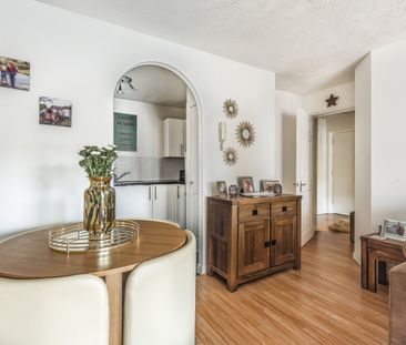 Flat to rent - Grange Crescent, Dartford, DA2 - Photo 5