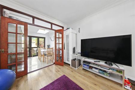 5 bedroom semi-detached house to rent - Photo 2