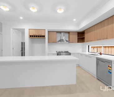 Brand New 4-Bedroom Family Home – Walk to Rockbank Station - Photo 2