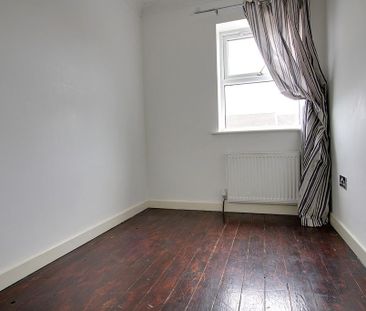 3 bedroom end of terrace house to rent - Photo 2