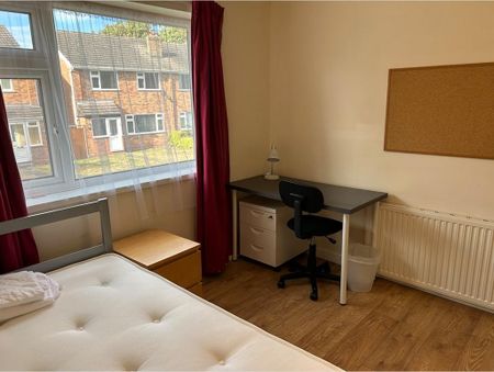 4 bedroom semi-detached house to rent - Photo 5