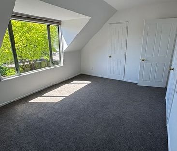 Newly refurbished large townhouse! - Photo 3