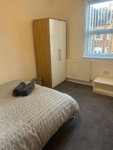 4 Bed Terraced House, Ruskin Avenue, M14 - Photo 4