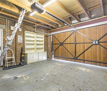 Nestled within a small cul-de-sac of just a handful of homes, this ... - Photo 1
