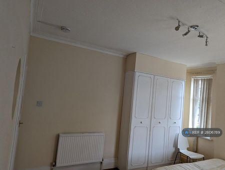 3 bedroom flat to rent - Photo 4