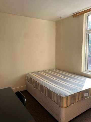 6 bedroom terraced house to rent - Photo 5