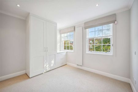 A lovely four bedroom house set over four floors located within Somerset Square. - Photo 5