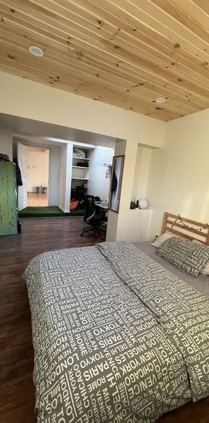 CHAMBRE ENSOLEILLÉ MÉTRO SAUVÉ - Photo 1