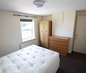 3 Bed Terraced House, Stanway Cottages, RG6 - Photo 4