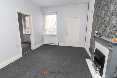 2 bedroom ground floor flat to rent - Photo 2