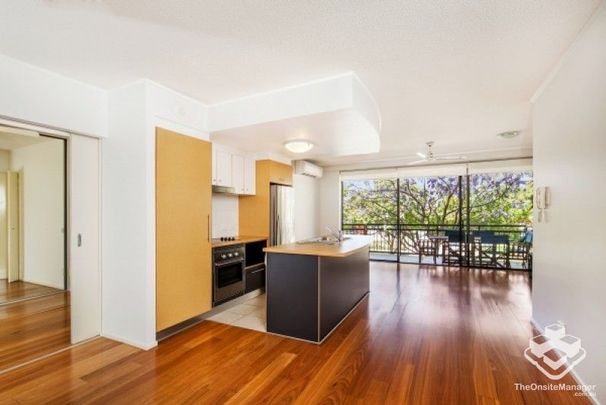 Modern Apartment with Oversized Balcony & Versatile Study/Second Bedroom - Photo 1