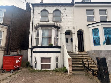 1 bedroom in a flat share to rent - Photo 5