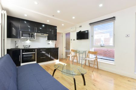 Newport Court, London, WC2H - Photo 3