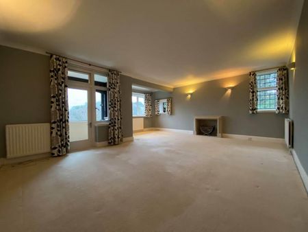 3 Bedroom Apartment - Photo 2