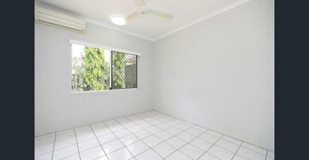 Fantastic Fully Air Conditioned Villa - Garage with Remote - Photo 4