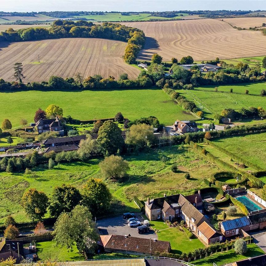 A superb opportunity to rent this excellent country house. Nestled in the Lambourn Valley; one of the largest centres of racehorse training in England. Long and short term options available. - Photo 1