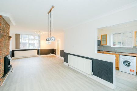 3 bedroom semi-detached house to rent - Photo 3