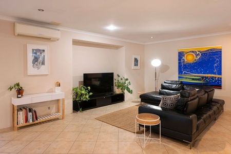 Fabulous Family Home - Photo 2