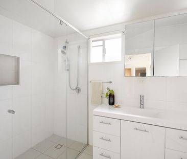 Spacious Family Queenslander in Prime Inner-City Location - Photo 5