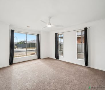 Lovely Family Home with Great Shedding! - Photo 4