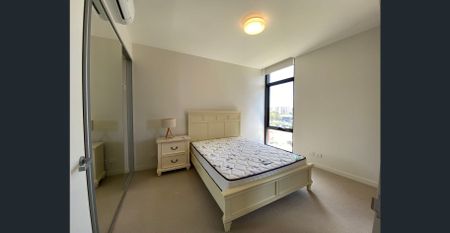 Modern one-bedroom + one study with great location - Photo 2