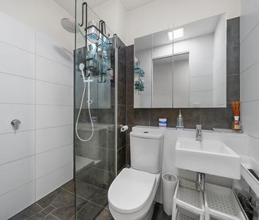Sleek Apartment in Vibrant Fitzroy North - Photo 5