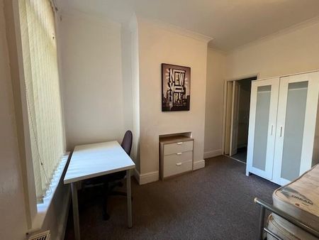1 bedroom in a house share to rent - Photo 3