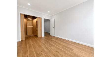 Spacious Home with Separate Entrances - Photo 4