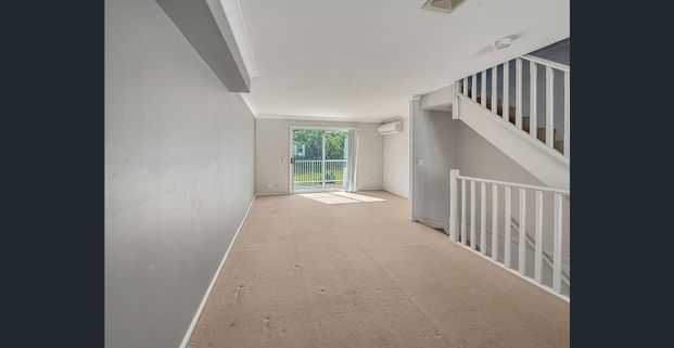 Modern tri level townhouse - Photo 1