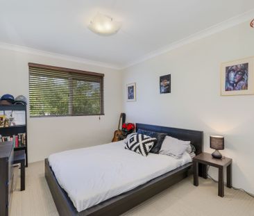 Spacious & Light-Filled Apartment in Prestigious The Hill - Photo 4