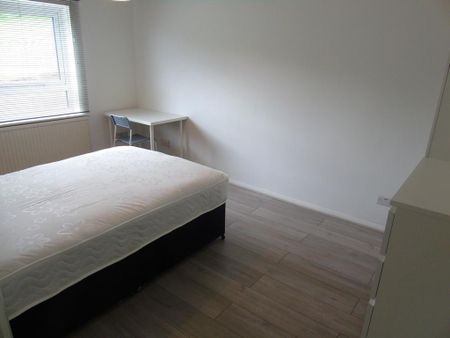 4 bedroom flat to rent - Photo 5