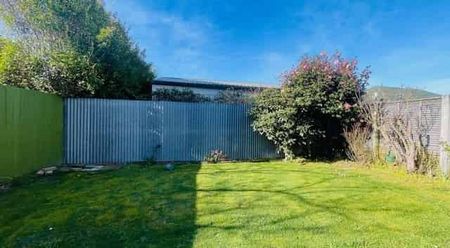 Sunny, secure and double glazed! - Photo 2