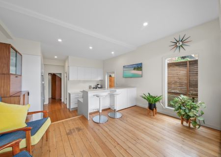 Beautifully Maintained 3-Bedroom Terrace with Garage & Sustainable Features – 100 Denison Street, Bondi Junction - Photo 3