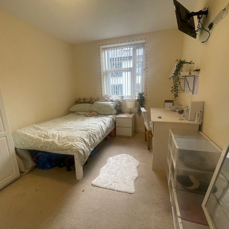 8 Bedroom Flat - Photo 1