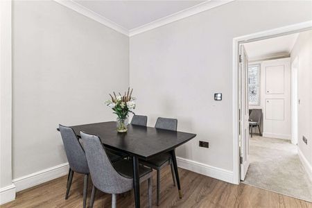 EXCLUSIVELY MANAGED BY SAVILLS. PET FRIENDLY. Recently renovated one bedroom apartment on Bathurst Street - Photo 4