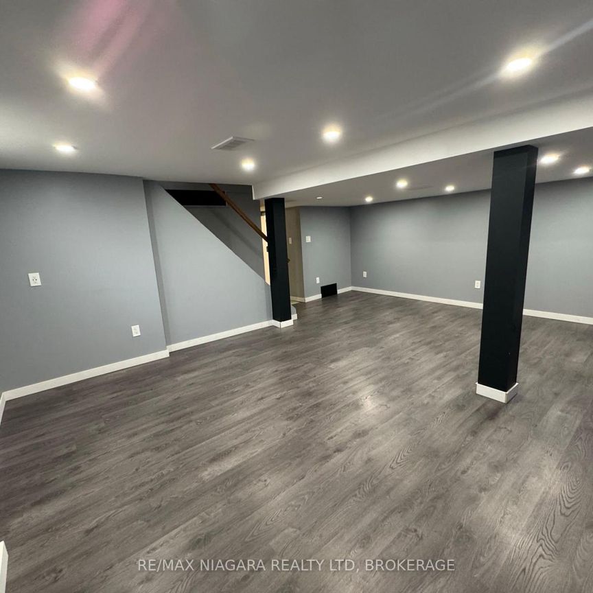 8 LAKEHURST DRIVE, St. Catharines, Ontario, L2N4C2 - Photo 1