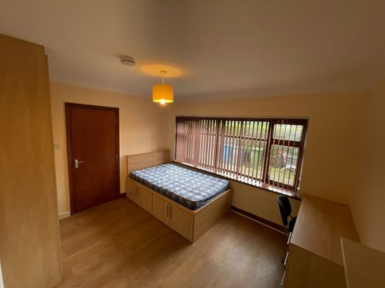 5 Bed Semi-Detached House, Clifton Avenue, M14 - Photo 1