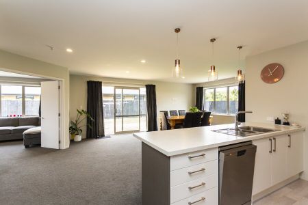 Spacious and private family home! - Photo 4